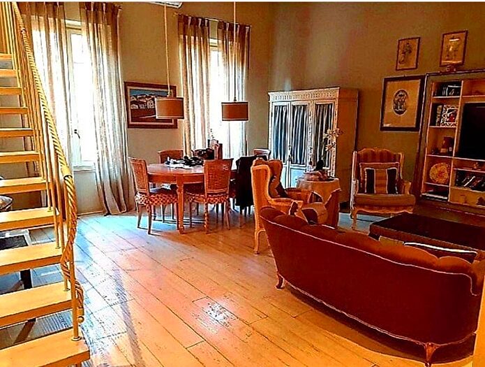 Appartamento con 5 locali in vendita in a del Porrione, Siena