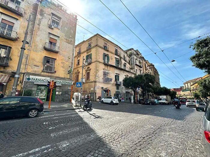 Appartamento con 6 locali in vendita in Via Santa Teresa degli Scalzi, Napoli