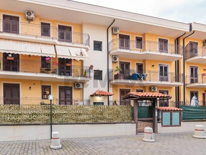 Appartamento quadrilocale in vendita in Via San Nicolò, Aci Catena