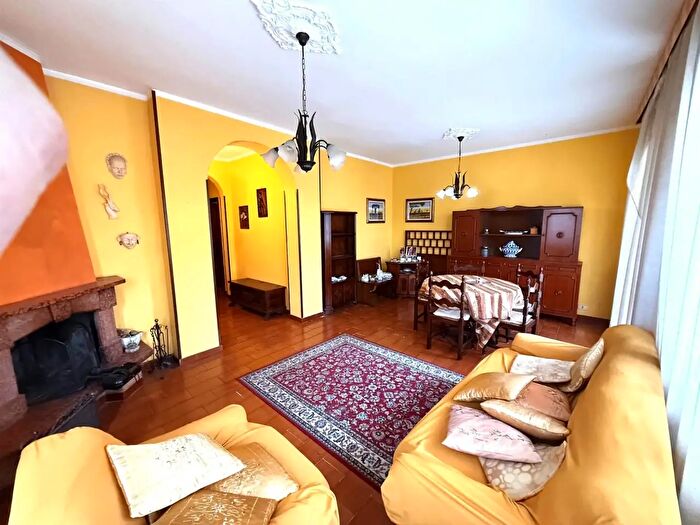 Appartamento con 8 locali in vendita in Tresana