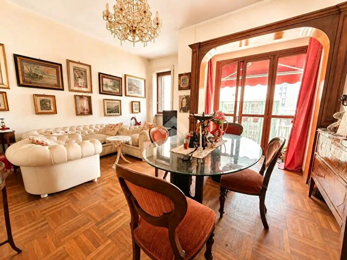 Appartamento trilocale in vendita in Via Emilio Cornalia, Milano