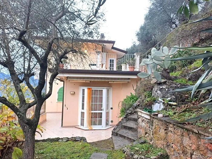 Casa con 5 locali in vendita in Carrara