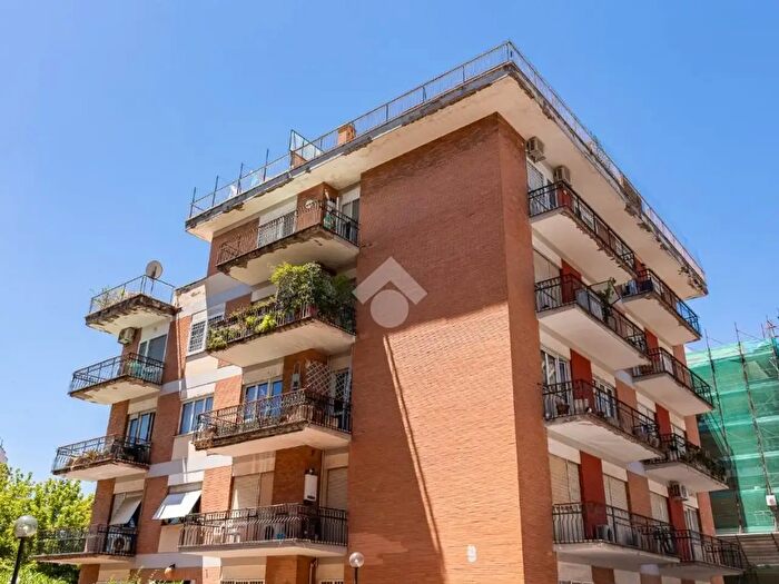 Appartamento con 5 locali in vendita in Via Vezzano Ligure, Roma
