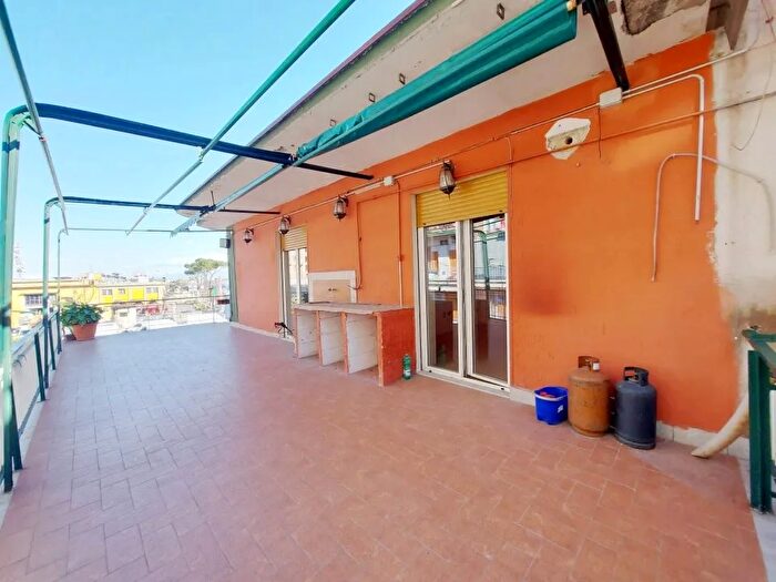 Appartamento trilocale in vendita in Via Nazionale delle Puglie, Napoli