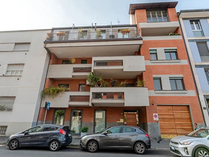 Appartamento trilocale in vendita in Via Rutilia, Milano