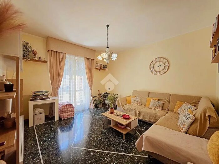 Appartamento con 5 locali in vendita in Via De Marchi G F, Savona