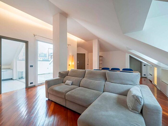 Appartamento trilocale in affitto in Via della Moscova, Porta Nuova, Milano