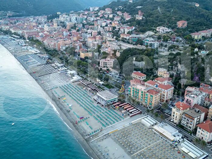 Appartamento quadrilocale in vendita in Via San Pietro, Finale Ligure
