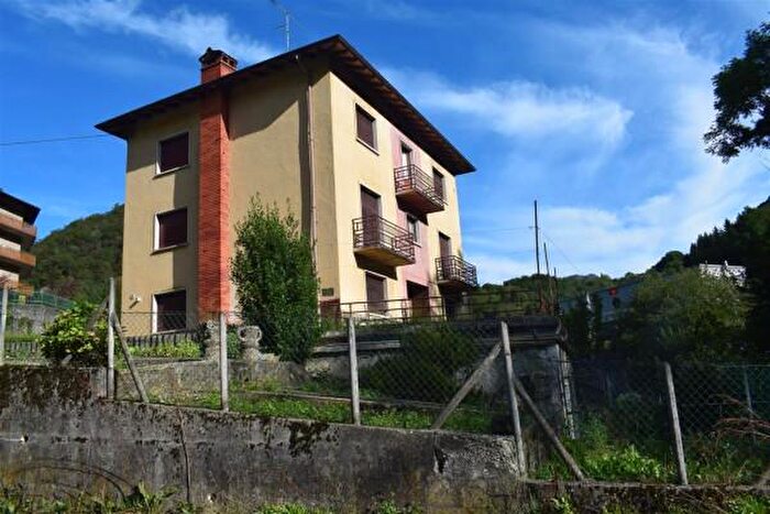 Casa con 6 locali in vendita in Via Rosolo, Serina