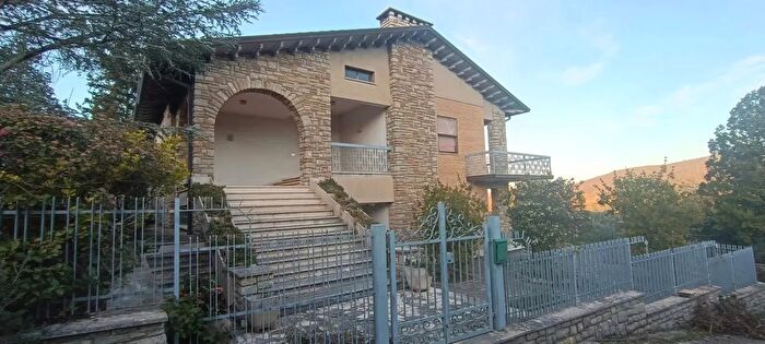 Casa con 12 locali in vendita in Magione