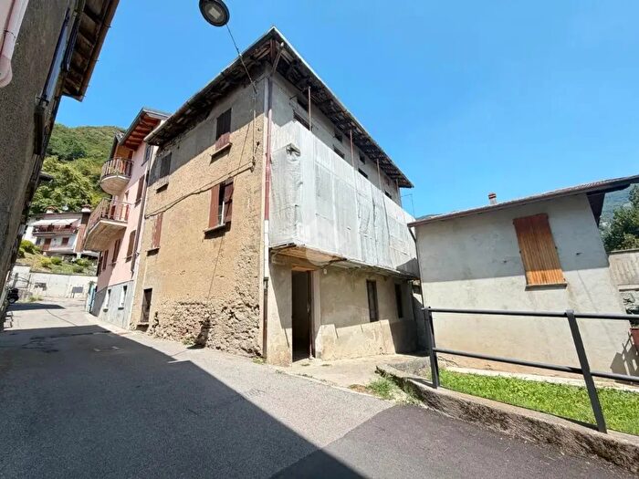 Casa con 6 locali in vendita in Vicolo Rigamonte, Carenno