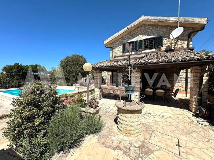 Casa con 12 locali in vendita in Via Fosso Tantillo, Modica