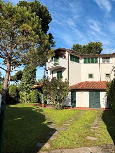 Casa quadrilocale in affitto in Forte Dei Marmi