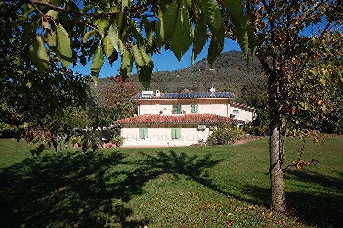 Casa con 10 locali in vendita in Via Valdicastello Carducci, Pietrasanta