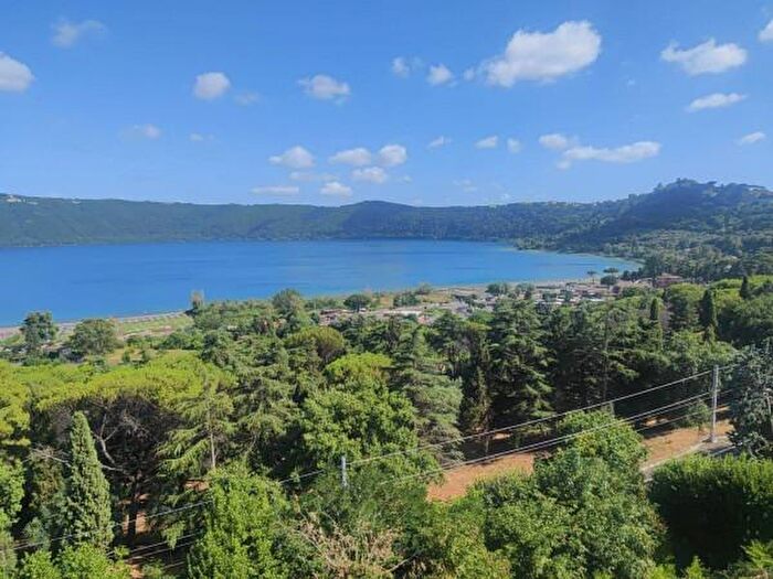 Appartamento quadrilocale in vendita in Viale Bruno Buozzi, Castel Gandolfo