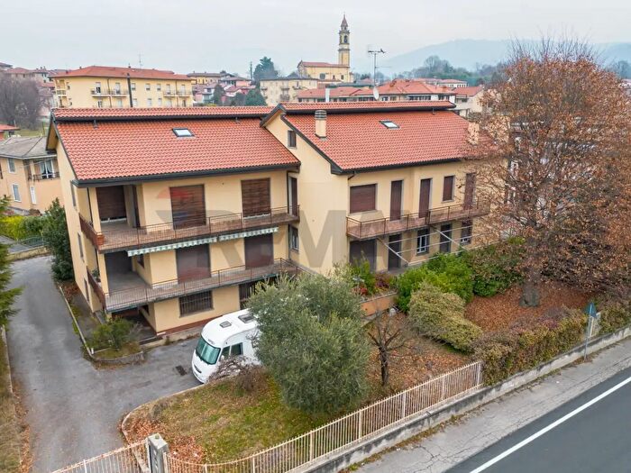 Casa con 18 locali in vendita in Via Statale, Barzago