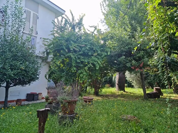 Casa con 8 locali in vendita in Le XX Settembre, Carrara