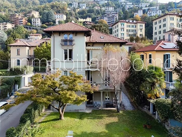 Appartamento trilocale in affitto in Via Binda, Como