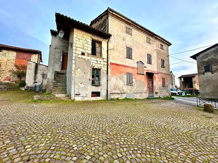 Casa con 10 locali in vendita in Via dellOratorio, Tortona