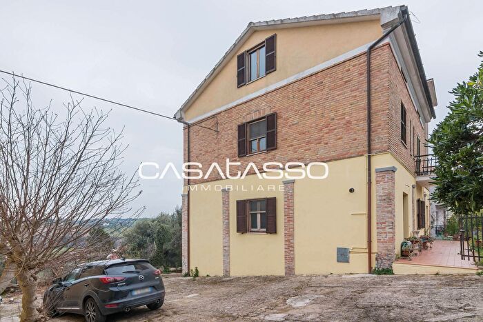Casa con 13 locali in vendita in Via Pace, Macerata
