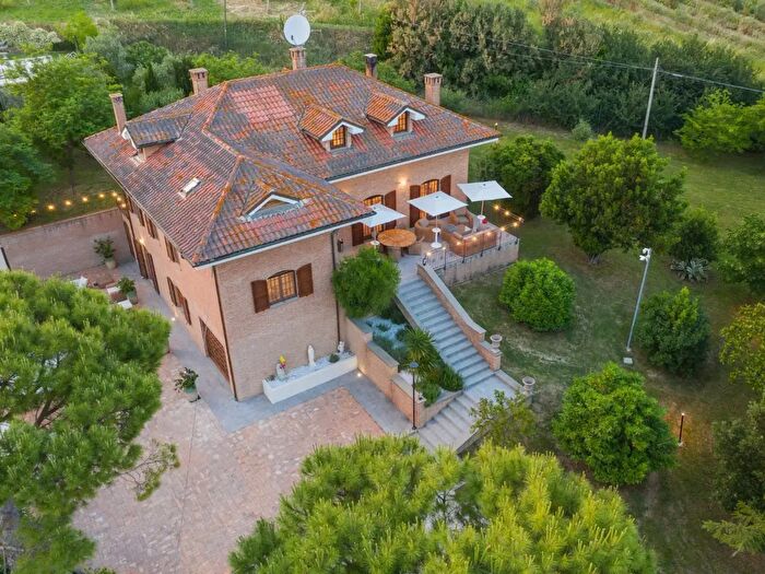 Casa con 13 locali in vendita in Via Nevola a, Corinaldo