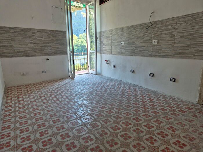 Appartamento con 7 locali in vendita in Via Molassana, Genova