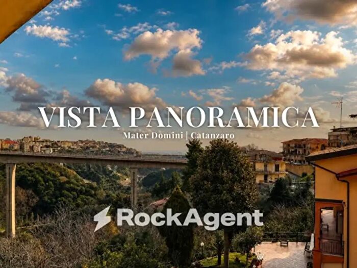 Appartamento con 6 locali in vendita in Via Gianvincenzo Gravina, Catanzaro