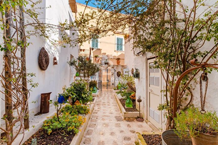 Casa con 7 locali in vendita in Via Francesco Storella, Alessano