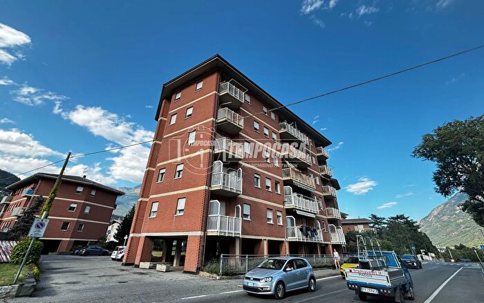 Appartamento quadrilocale in vendita in Via Grand Eyvia, Aosta