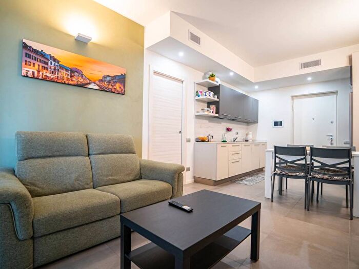 Appartamento trilocale in affitto in Via Bianca Ceva, Bisceglie, Milano