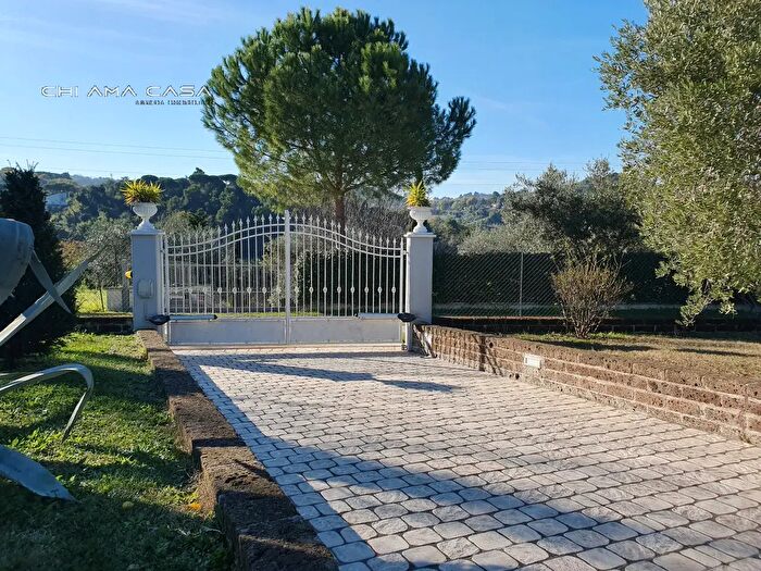 Casa quadrilocale in vendita in Località Roncosambaccio, Fano