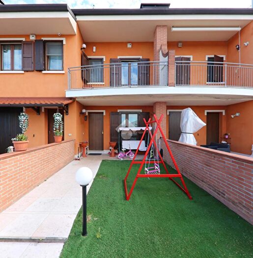 Casa con 5 locali in vendita in Via Solferino E San Martino, Roverbella