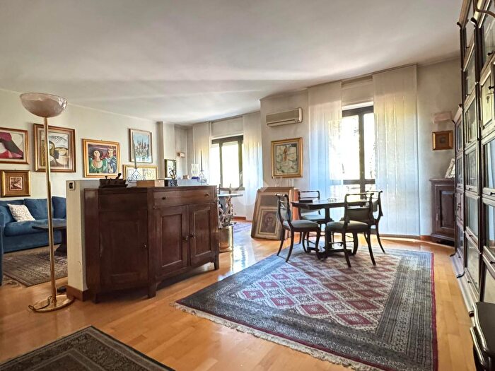 Appartamento trilocale in vendita in Via Raffaello Sanzio, Milano