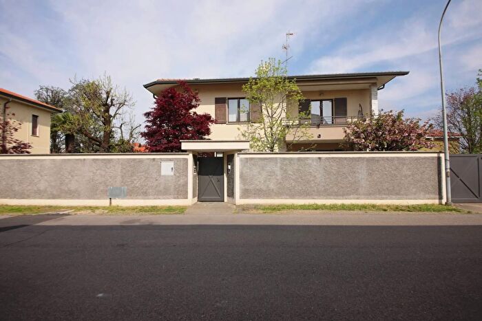 Casa con 6 locali in vendita in Via Molise Parabiago, Parabiago