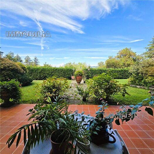 Casa con 16 locali in vendita in Arezzo