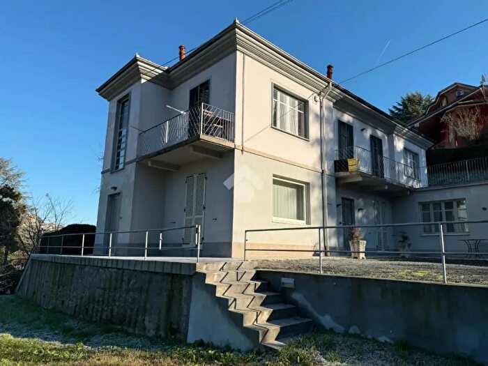 Casa con 8 locali in vendita in Regione Castagnole, Canelli