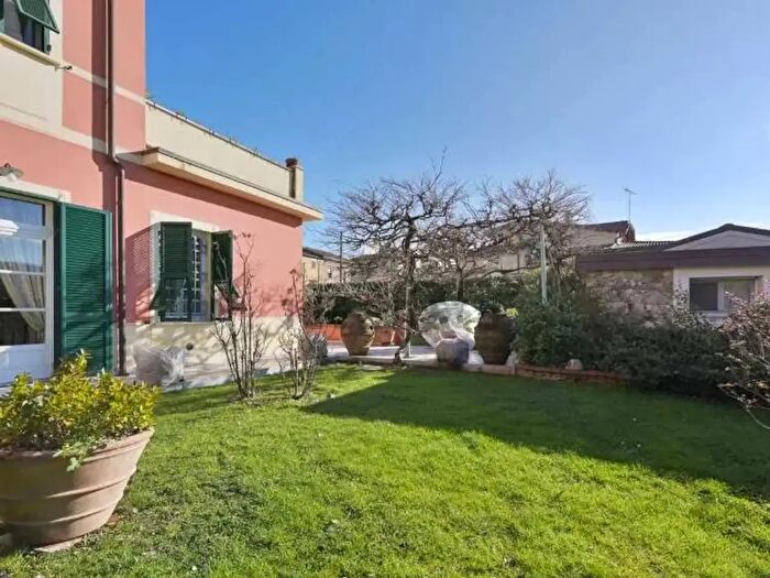 Appartamento con 8 locali in vendita in Sarzana