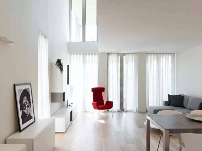 Appartamento trilocale in affitto in Via Volturno, Isola, Milano