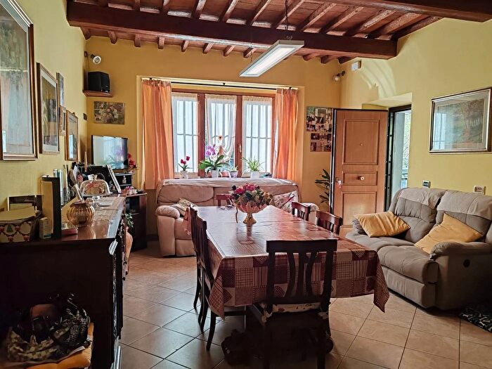 Casa con 6 locali in vendita in Strada Regionale di Val di Setta E Val di Bisenzio Vernio, Vernio