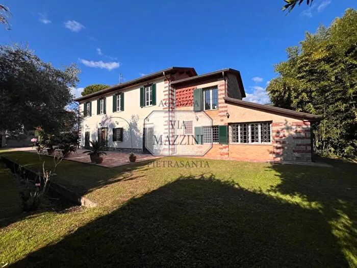 Casa con 10 locali in vendita in Ia Traversagna, Pietrasanta