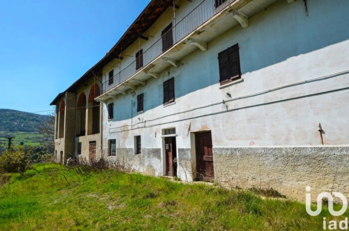 Casa con 9 locali in vendita in Monesiglio