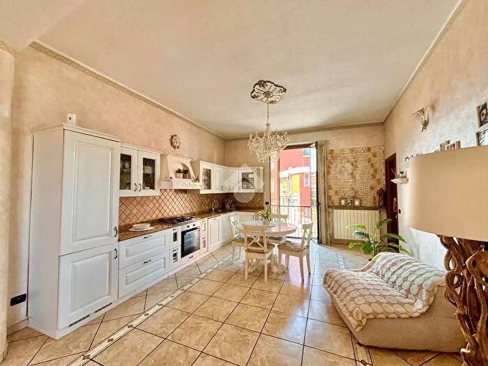 Appartamento quadrilocale in vendita in Via Langhi, Novara
