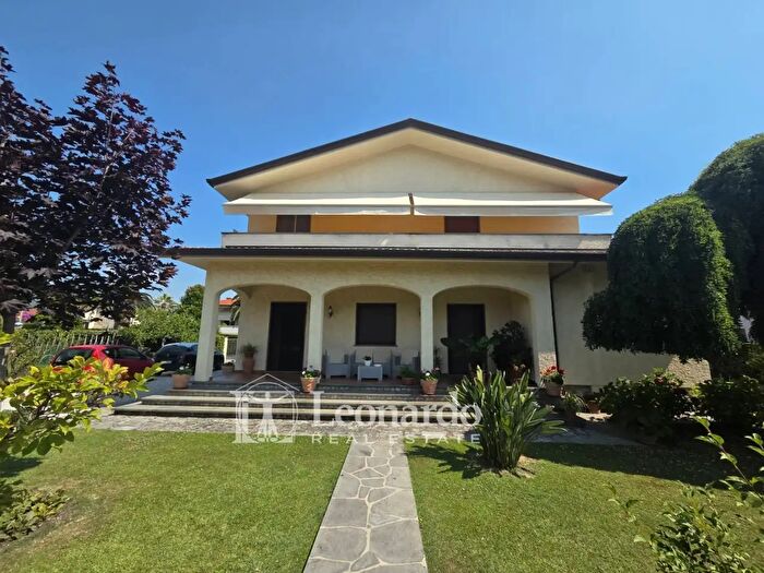 Casa con 11 locali in vendita in Via XX Settembre, Forte Dei Marmi