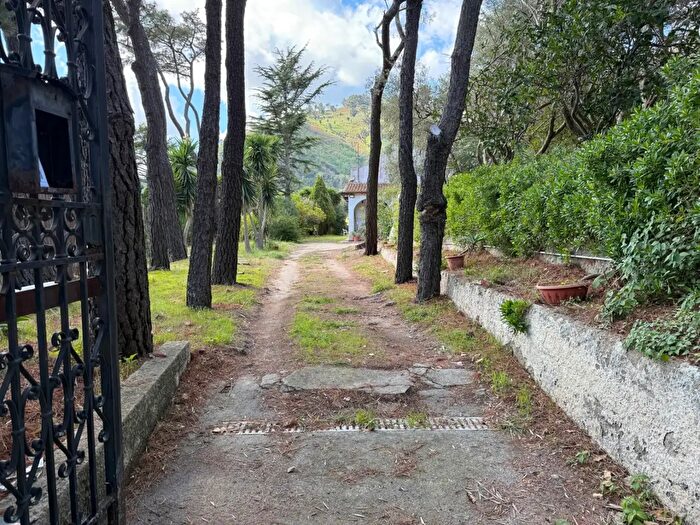 Casa con 5 locali in vendita in Via Bianchi Curcuraci, Messina