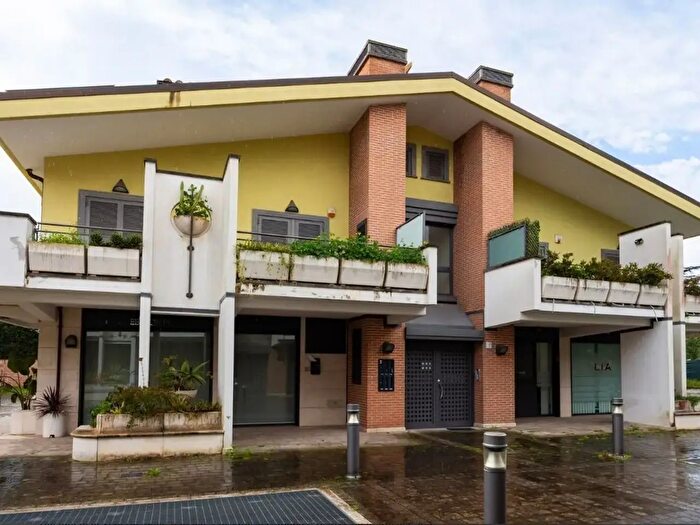 Appartamento trilocale in vendita in Via Demostene, Roma