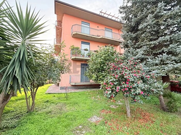 Appartamento con 6 locali in vendita in Via SantAntonino, Linguaglossa