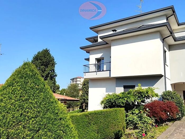 Appartamento trilocale in vendita in Via Giacomo Puccini, Besana In Brianza