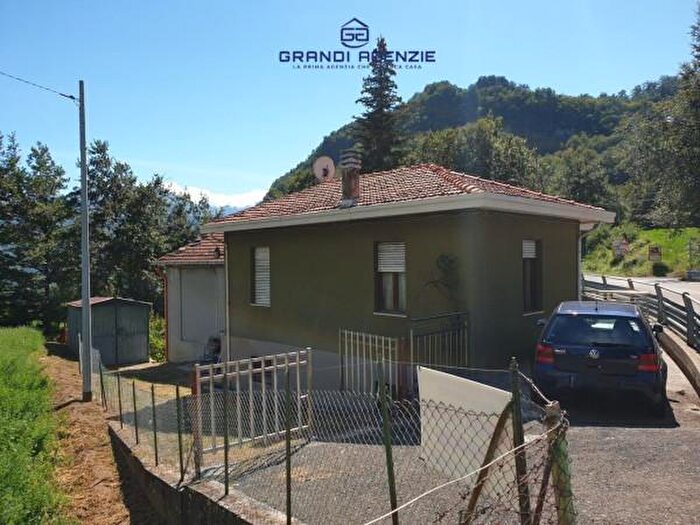 Casa con 6 locali in vendita in Strada Provinciale di Valceca, Palanzano