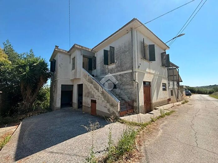 Casa trilocale in vendita in Contrada Artemisio, Cellino Attanasio