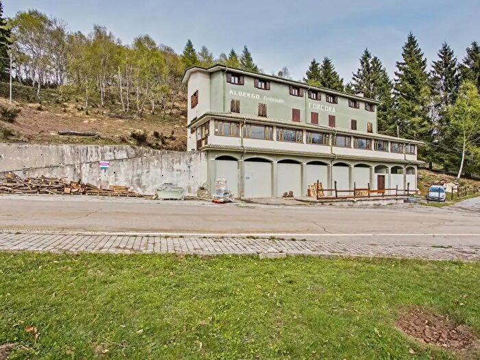 Appartamento quadrilocale in vendita in Via Forcora, Maccagno con Pino e Veddasca